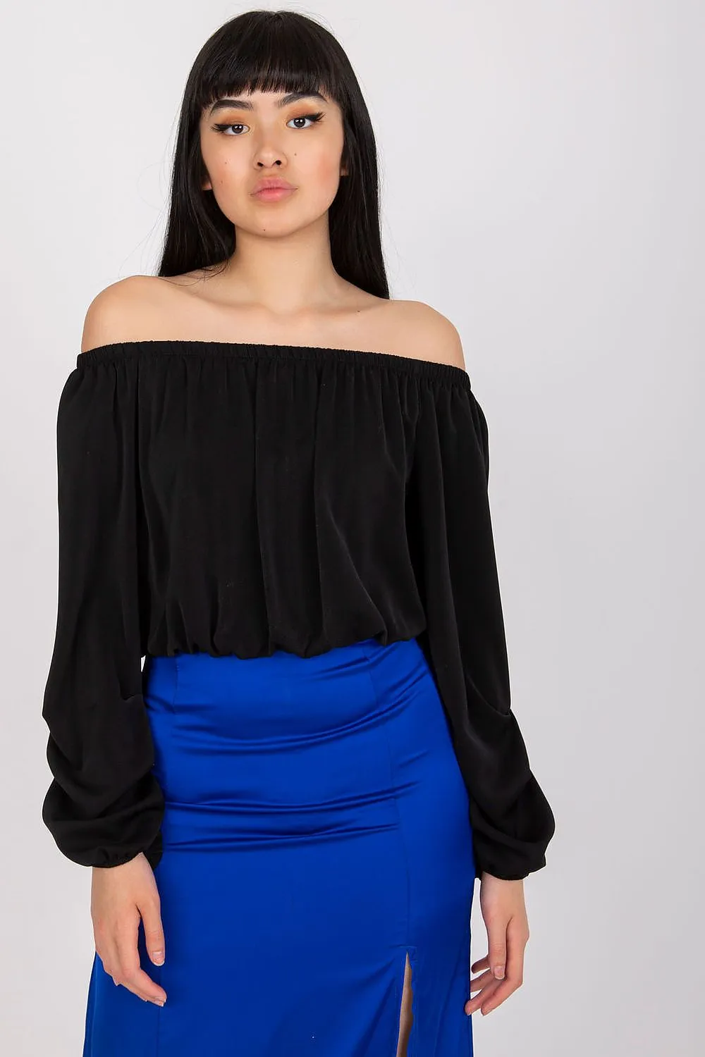 Blouse with a cut that reveals the shoulders