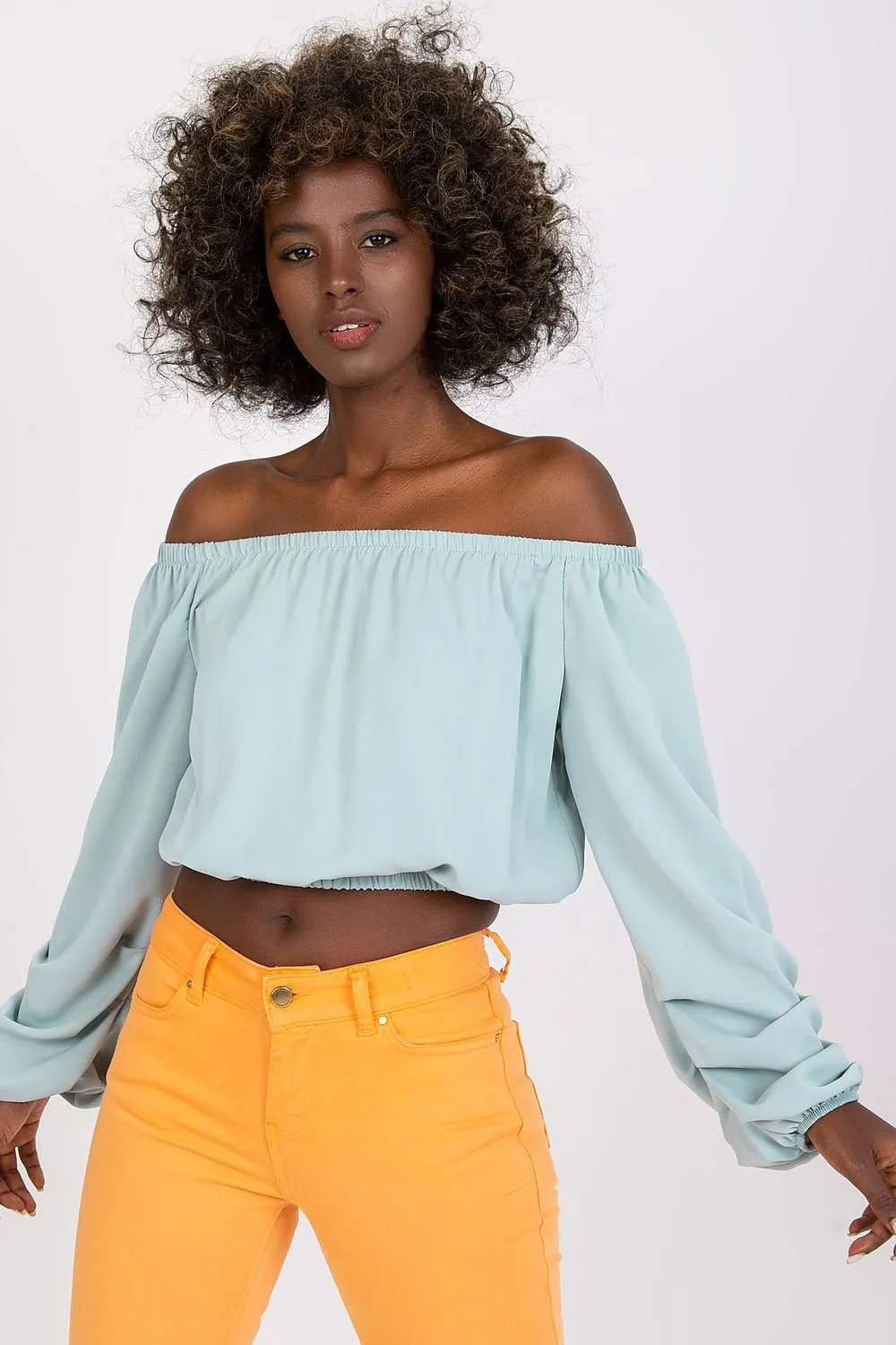 Blouse with a cut that reveals the shoulders