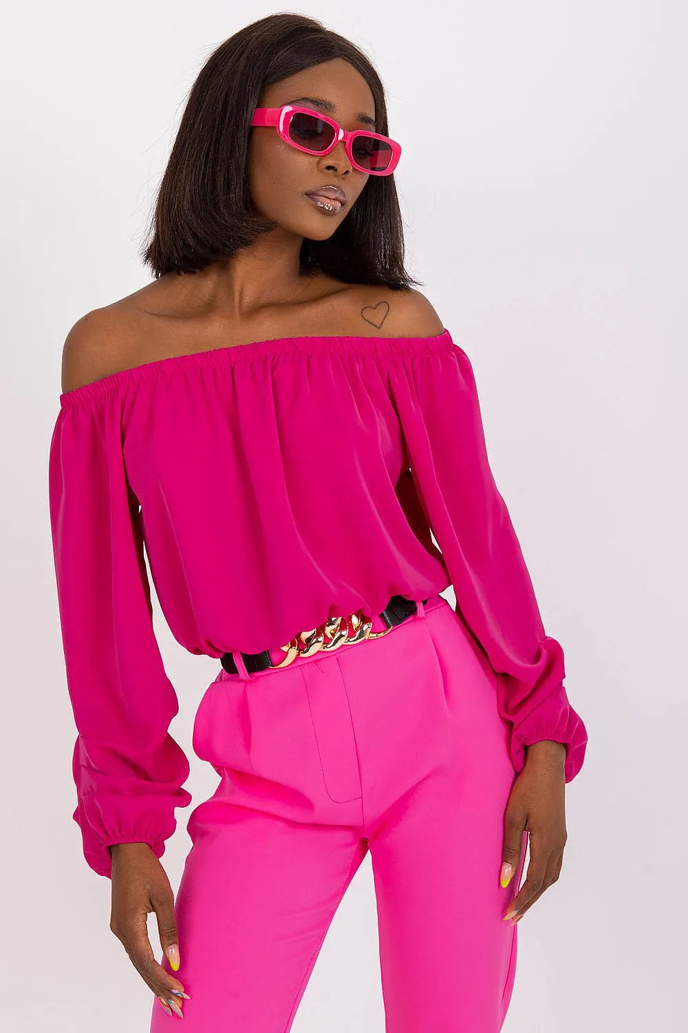 Blouse with a cut that reveals the shoulders