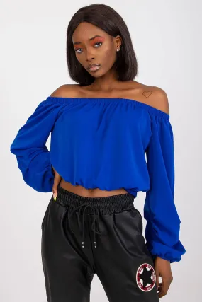 Blouse with a cut that reveals the shoulders