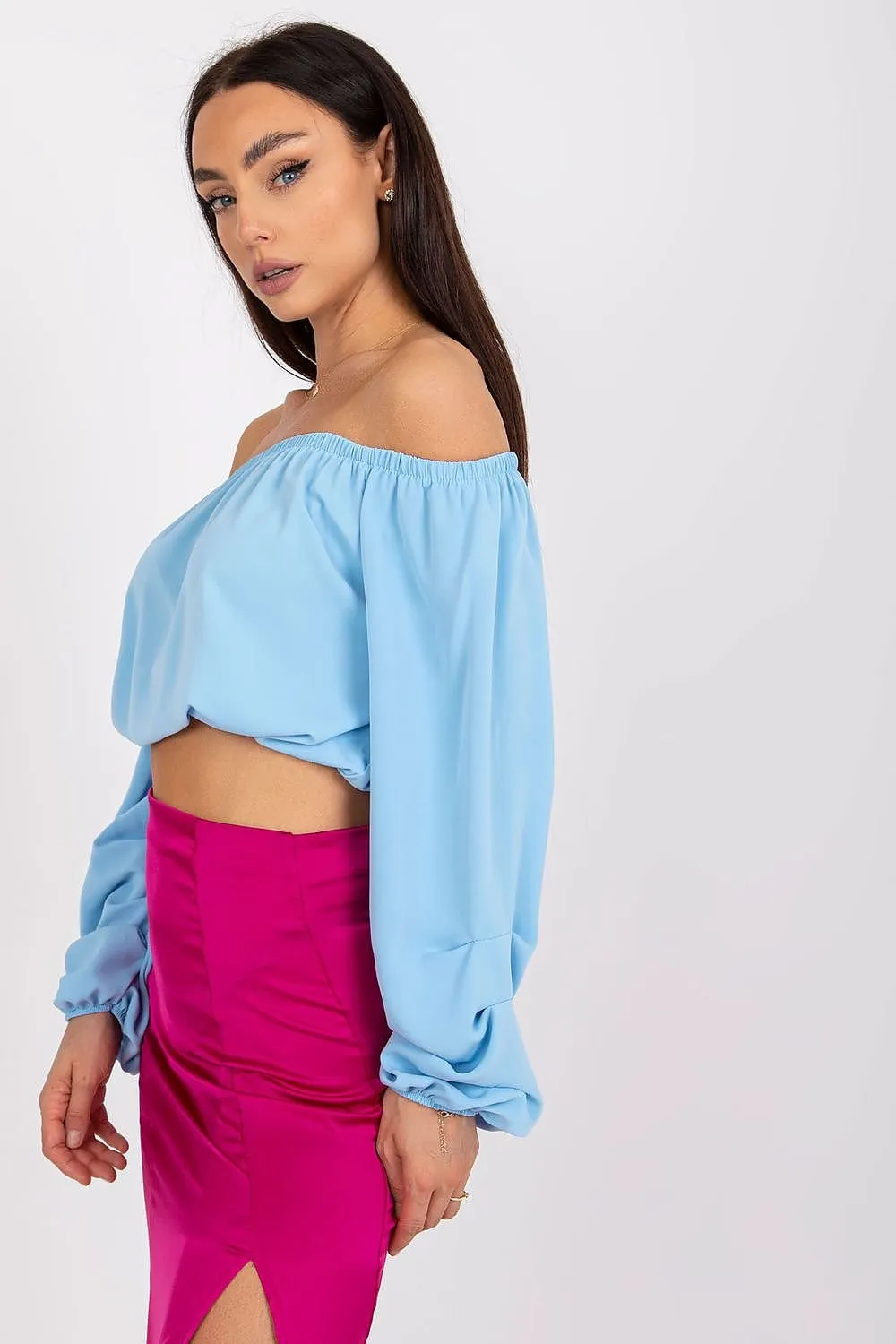 Blouse with a cut that reveals the shoulders