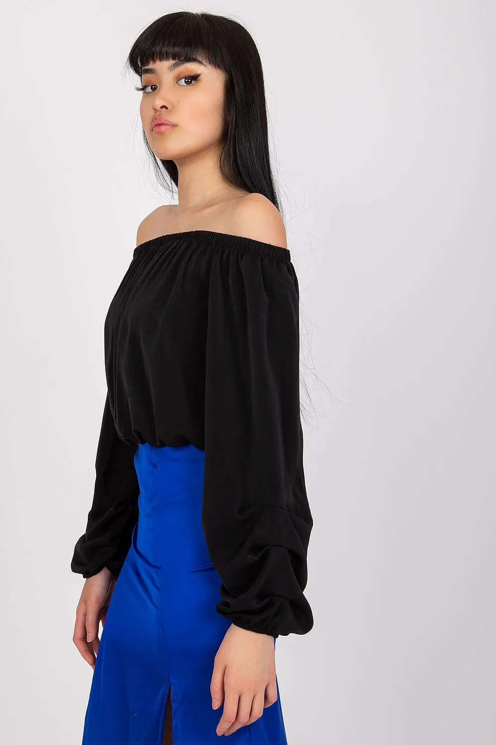 Blouse with a cut that reveals the shoulders