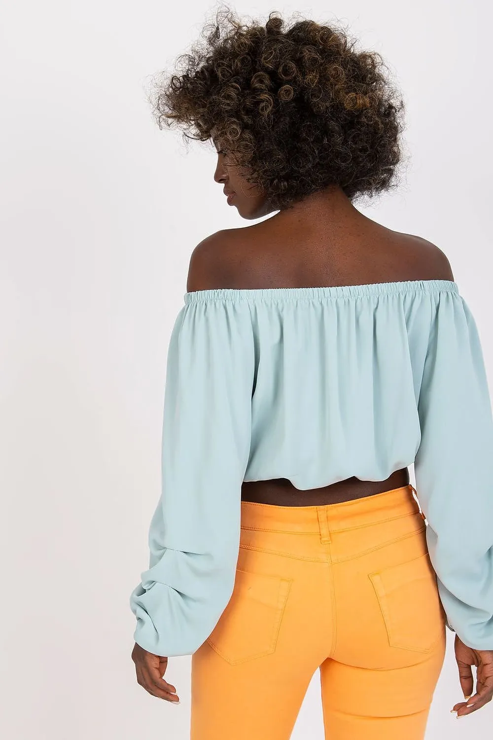 Blouse with a cut that reveals the shoulders