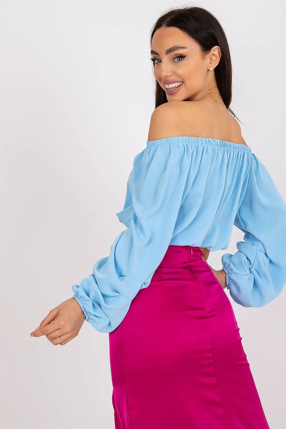 Blouse with a cut that reveals the shoulders