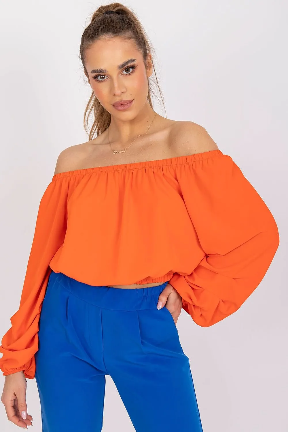 Blouse with a cut that reveals the shoulders