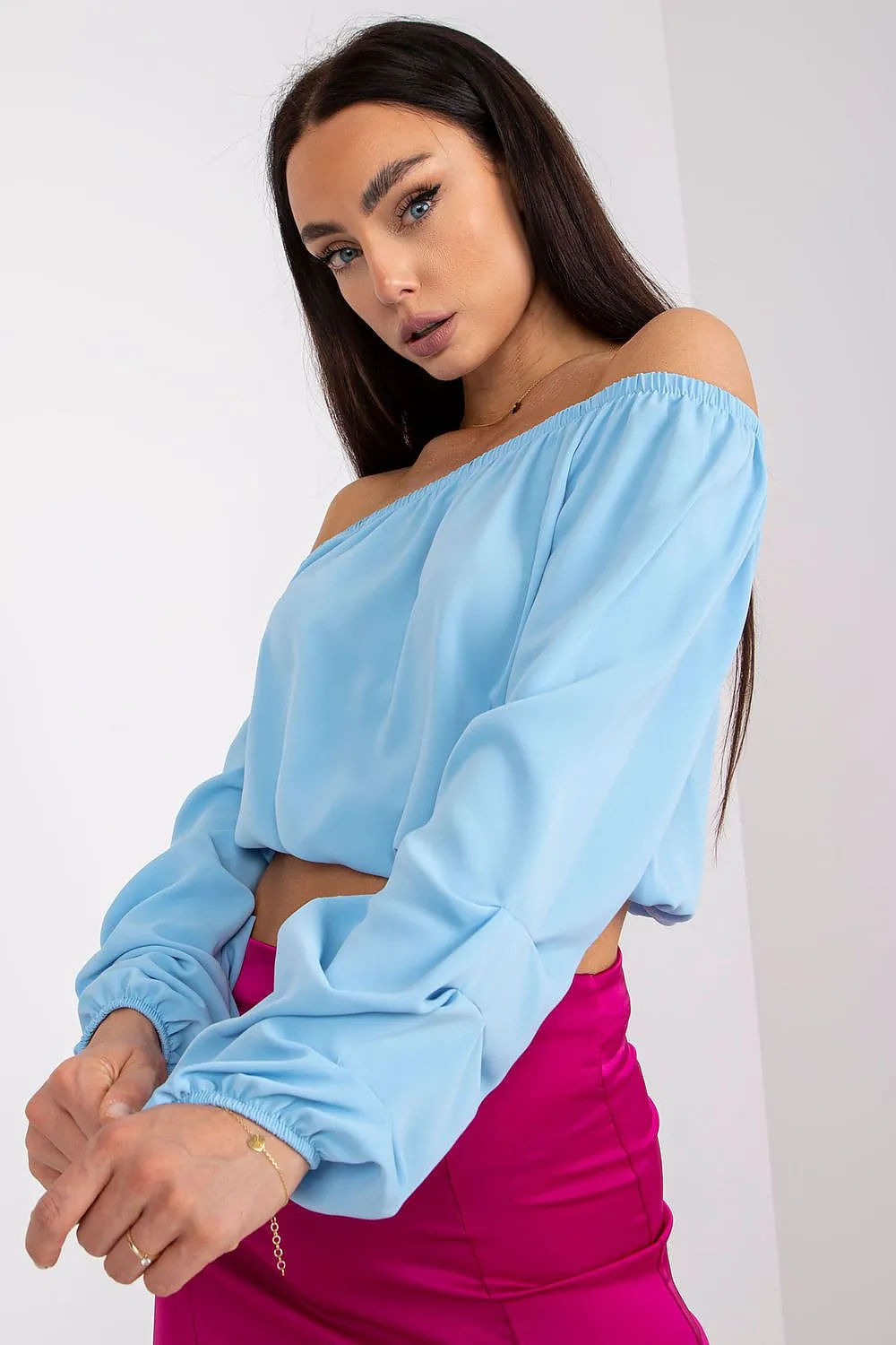 Blouse with a cut that reveals the shoulders