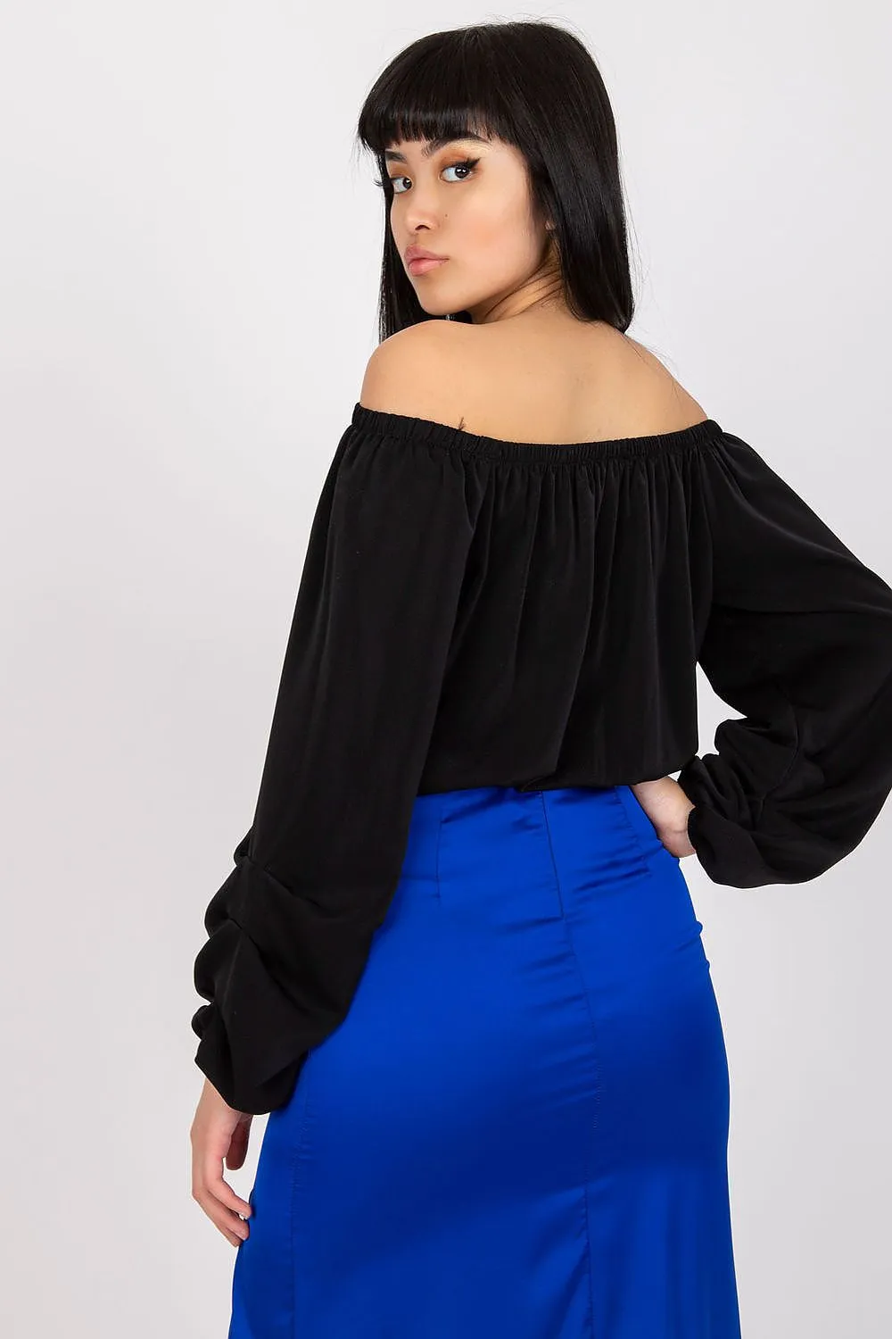 Blouse with a cut that reveals the shoulders