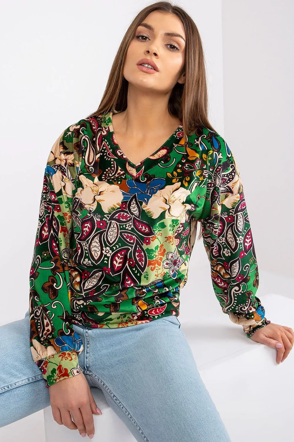 Blouse with long sleeves and a V neckline